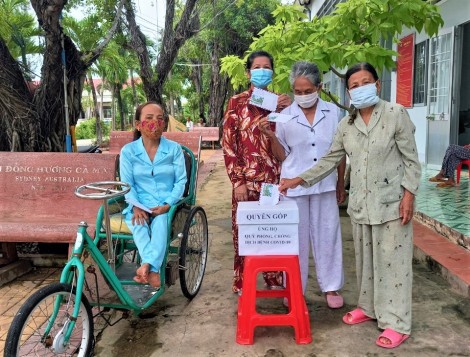 Cà Mau: Các cụ bà neo đơn góp tiền cho Quỹ vaccine COVID-19