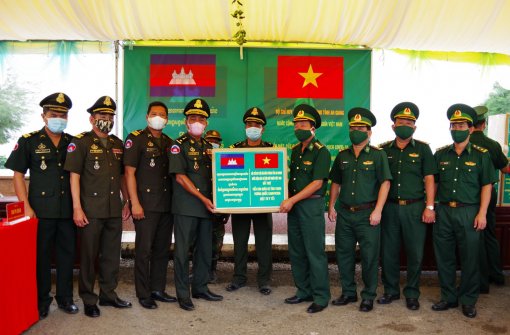 Bộ đội Biên phòng tỉnh An Giang tặng vật tư y tế phòng, chống dịch cho Campuchia