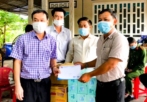 Hội Doanh nhân trẻ TP Cần Thơ trao quà hỗ trợ phòng, chống dịch COVID-19 tại huyện Thới Lai
