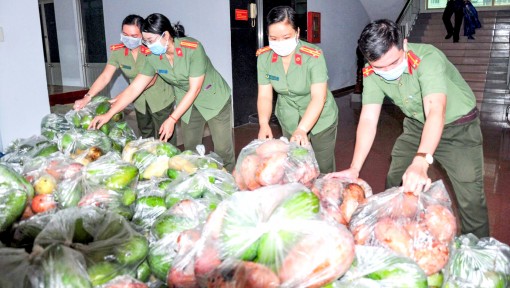 Cán bộ, chiến sĩ Công an TP Cần Thơ hỗ trợ tiêu thụ nông sản cho nông dân