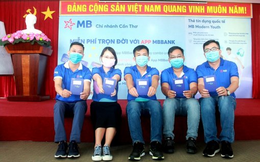Sinh viên Việt Nam hào hứng trải nghiệm thẻ tín dụng quốc tế MB Modern Youth