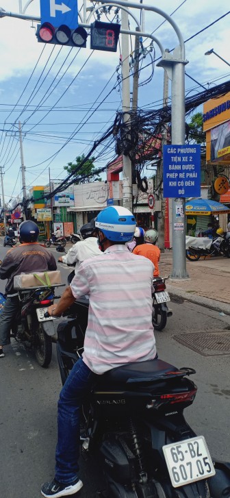 Dừng, đỗ, lưu thông đúng phần đường, làn đường