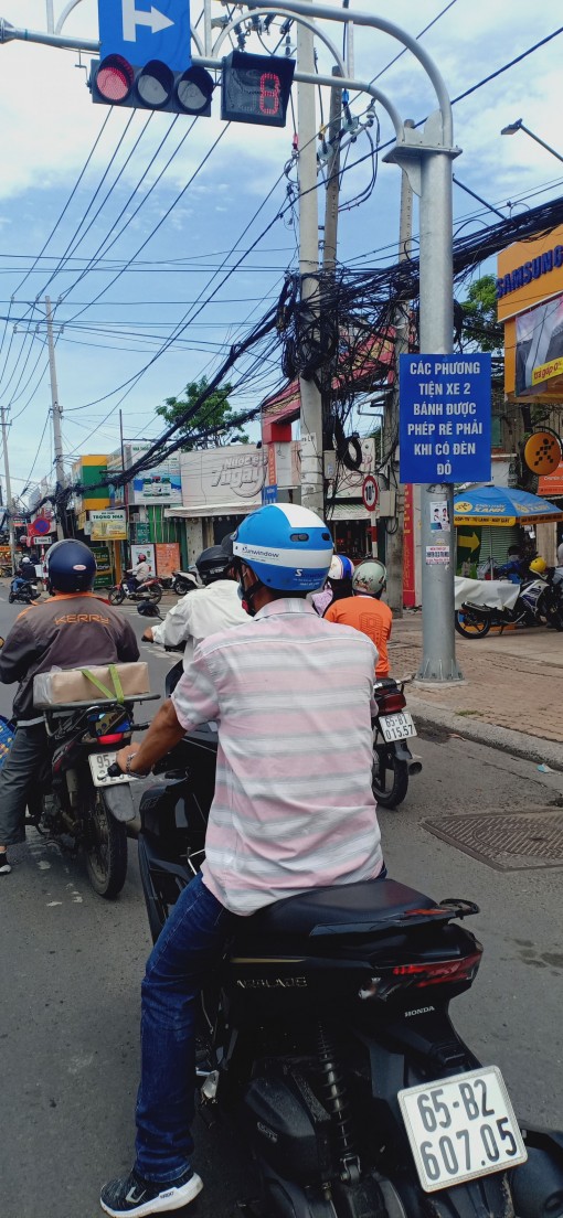 Dừng, đỗ, lưu thông đúng phần đường, làn đường