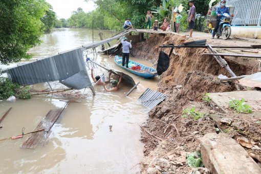 Mưa giông, sạt lở bờ sông ảnh hưởng nhà dân tại quận Cái Răng và Ô Môn