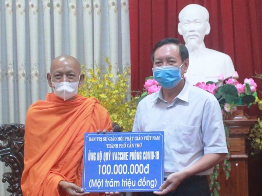 Ủy ban MTTQVN thành phố

tiếp nhận 300 triệu đồng ủng hộ phòng, chống dịch COVID-19