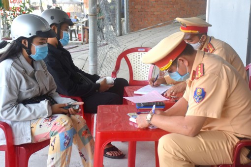 Ô Môn tăng cường tuần tra, kiểm soát khép kín địa bàn gắn với tuyên truyền an toàn giao thông