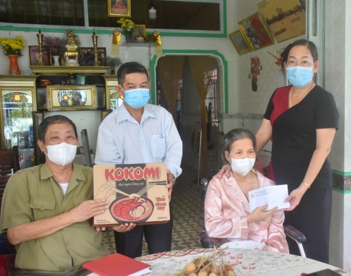 Thăm hỏi, tặng quà nạn nhân chất độc da cam