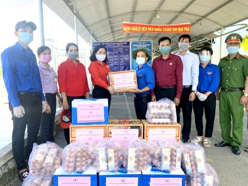 Hội Chữ thập đỏ TP Cần Thơ tặng quà chốt kiểm soát y tế