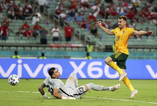 Xứ Wales tuyên chiến