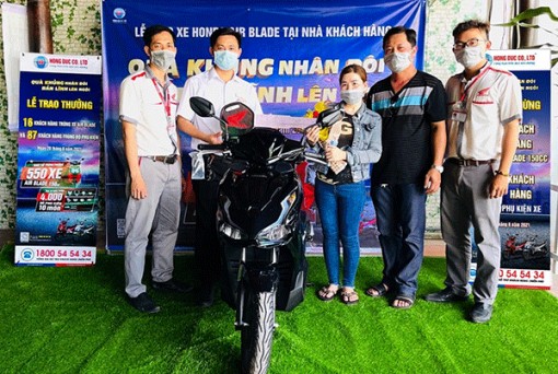 103 khách hàng may mắn trúng thưởng tại hệ thống HEAD và cửa hàng Hồng Đức