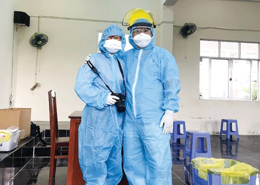 Nhà báo trên tuyến đầu chống dịch COVID-19