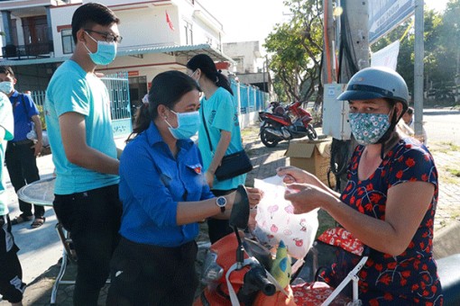 “Bát cháo ấm lòng” cho bà con có hoàn cảnh khó khăn