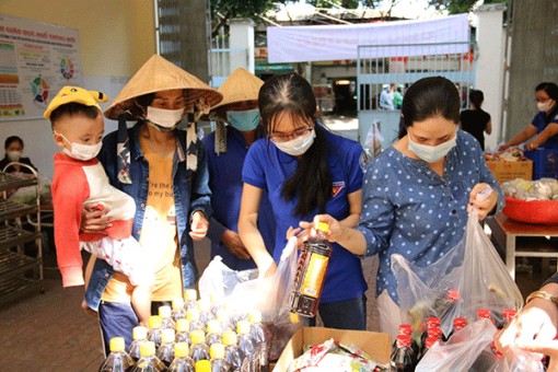 “Chợ 0 đồng” Ninh Kiều ở Trường Tiểu học Ngô Quyền