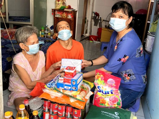 Nhóm bạn bè chị Trần Thị Tuyết Lan trao quà hỗ trợ gia đình bà Trần Thị Hết