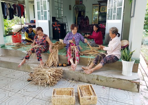 ជួយ​គ្រួ​សារ​ក្រី​ក្រ​ប្រ​កប​មុខ​របរ​រក​ស៊ី​ចិញ្ចឹម​ជីវិត​សម​ស្រប​