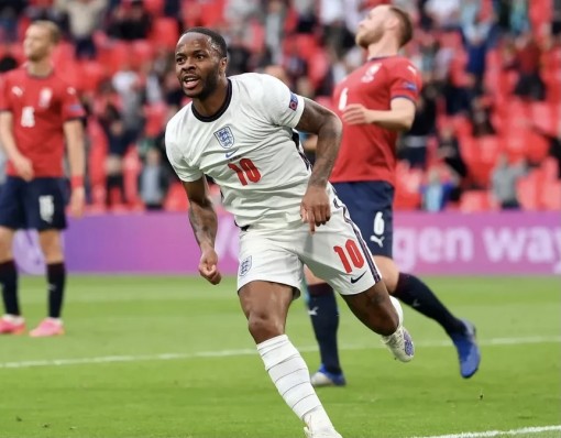 Sterling lập công đưa tuyển Anh lên ngôi đầu bảng