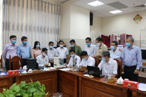 Lãnh đạo thành phố kiểm tra thiết bị quay số mở thưởng của Công ty XSKT Cần Thơ