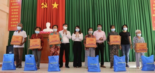 100 phần quà đến tay bà con nghèo ở xã Đông Bình và Đông Thuận