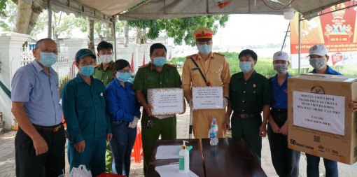 Thăm và tặng quà các lực lượng làm nhiệm vụ kiểm tra y tế