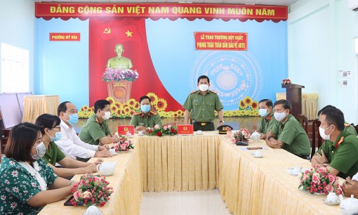 Giám đốc Công an tỉnh An Giang tặng giấy khen cho anh xe ôm bắt trộm