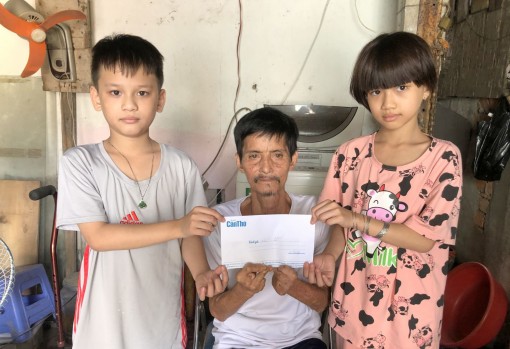 Bạn đọc Báo Cần Thơ gởi tiền giúp gia đình ông Trần Văn Sỹ