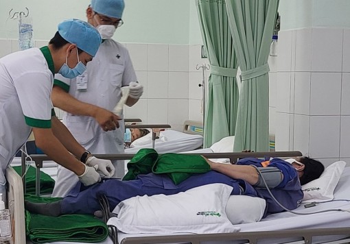 Phẫu thuật rút chùm 7 cây sắt đâm thủng bắp chân