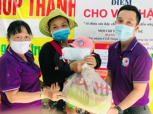 Tặng quà hỗ trợ bà con nghèo bị ảnh hưởng dịch COVID-19