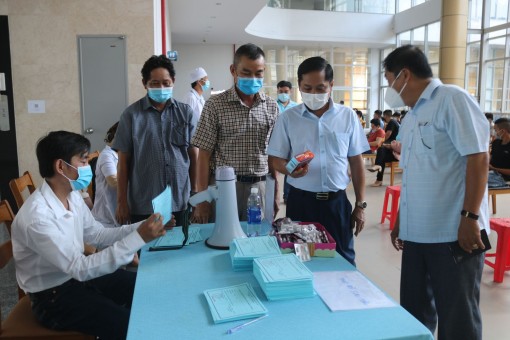 Lãnh đạo TP Cần Thơ kiểm tra tiêm vaccine phòng COVID-19 tại khu công nghiệp