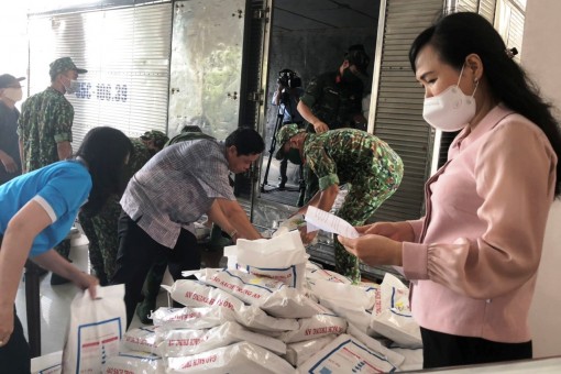 Hội LHPN TP Cần Thơ tổ chức chuyến xe “San sẻ yêu thương” đến TP Hồ Chí Minh