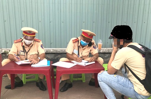 Ðiều khiển xe thiếu quan sát, nguy hiểm khó lường