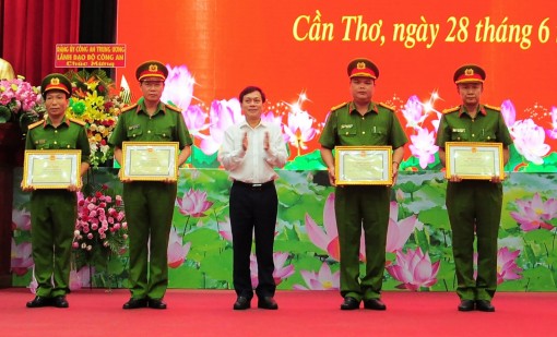 Đấu tranh, kiềm chế

hiệu quả các loại tội phạm