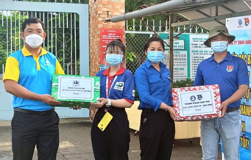 Lãnh đạo Thành đoàn Cần Thơ thăm và tặng quà lực lượng tình nguyện viên “tiếp sức mùa thi”