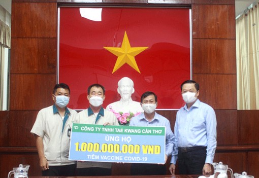 Công ty TNHH Tae Kwang Cần Thơ trao tặng 1 tỉ đồng cho Quỹ Phòng chống dịch COVID-19 thành phố