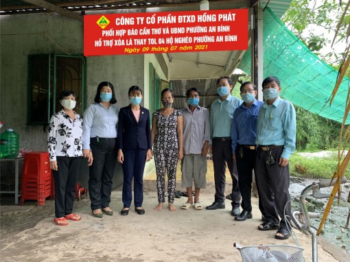 Công ty Hồng Phát phối hợp Báo Cần Thơ và UBND phường An Bình trao 4 căn nhà "xóa lá thay tôn" cho hộ nghèo