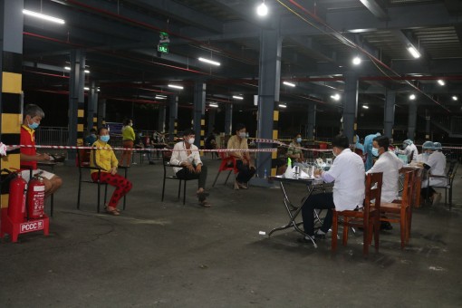 Đêm trắng ở chốt kiểm soát COVID-19