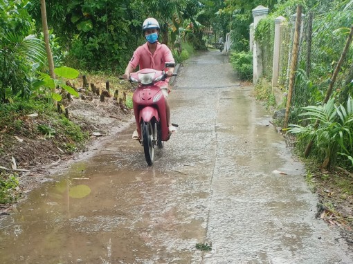 Mùa mưa, cẩn trọng với các tuyến đường giao thông nông thôn trơn trợt