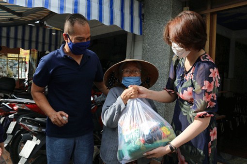 Chia sẻ với người khó khăn