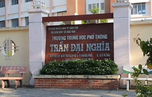 Lấy mẫu xét nghiệm COVID-19 cho 204 cán bộ chấm thi tốt nghiệp THPT năm 2021