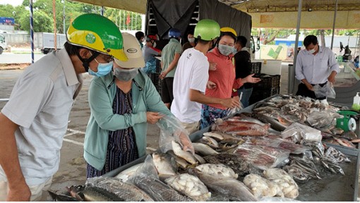 Tổ chức điểm bán hàng thiết yếu phục vụ người dân