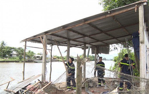 Mưa lớn, gió mạnh gây hư hại nhà cửa ở huyện Cờ Đỏ