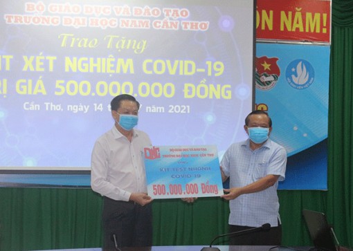 Trường Đại học Nam Cần Thơ trao tặng bộ kit xét nghiệm COVID-19 trị giá hơn 500 triệu đồng cho TP Cần Thơ