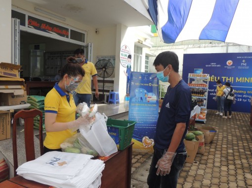 Hỗ trợ người dân mua thực phẩm thiết yếu trong điều kiện giãn cách xã hội