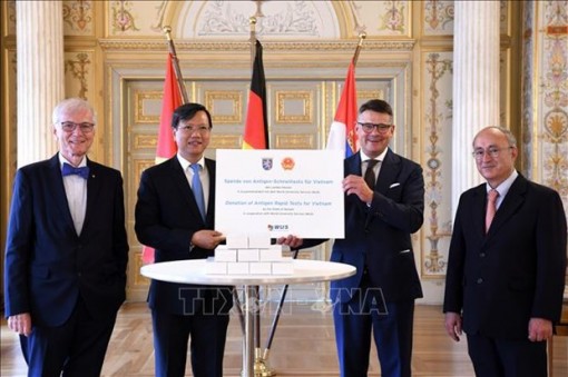 Germany presents more rapid test kits to Vietnam