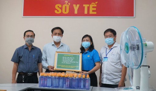 Tặng máy CV19 phục vụ công tác phòng, chống dịch COVID-19