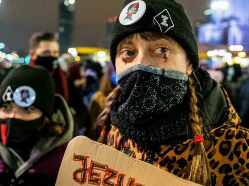 Ba Lan leo thang cuộc chiến pháp lý với EU