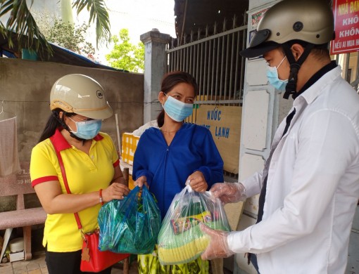 Đùm bọc nhau trong những ngày giãn cách