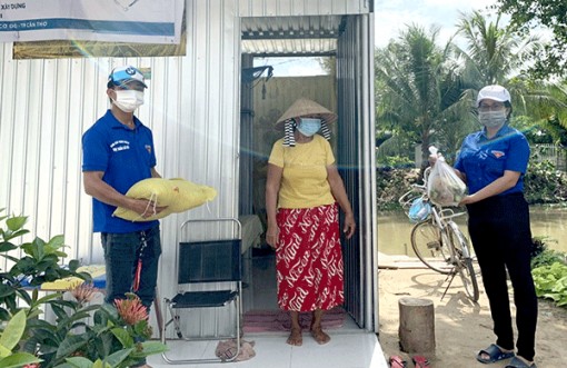 “Chuyến xe nghĩa tình” đến với những hoàn cảnh khó khăn