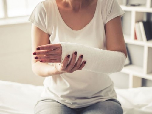 Phụ nữ lớn tuổi cần giám sát tình trạng suy giảm nhận thức và sức khỏe xương