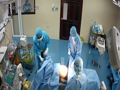 Mổ cấp cứu thành công cho bệnh nhân COVID-19 thủng dạ dày