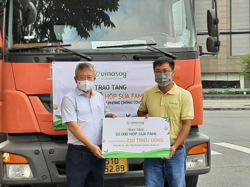 Tiếp nhận 50.000 hộp sữa từ Công ty Sữa đậu nành Việt Nam Vinasoy ủng hộ phòng, chống dịch COVID-19